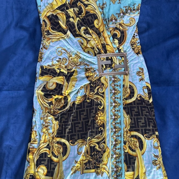 FENDACE GOWN - Picture 2 of 16